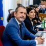 Copertina di Bisteccheria d’Italia, Delmastro: “Mi sento vittima, non sapevo chi fosse Caroccia. Bastava guardare su Google, imperdonabile leggerezza politica”