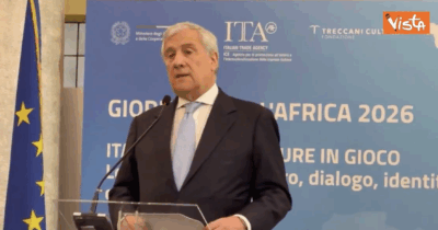 Copertina di Tajani rivendica le origini arabe del suo cognome: “Deriva da Tijani, profeta dell’Islam”. E sui social lo sbeffeggiano: “Falso, viene da Ottaviano”