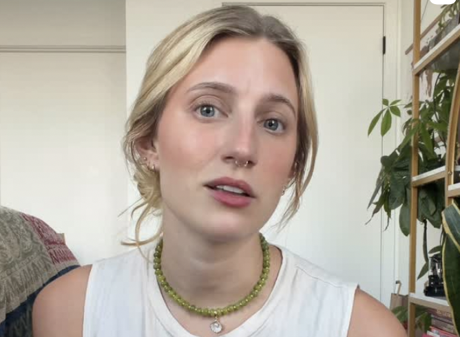 “Ho abortito due volte ma non ne sono pentita, sapevo di non essere pronta e sono grata di avere avuto possibilità che mia madre non aveva”: le parole di Olivia Plath
