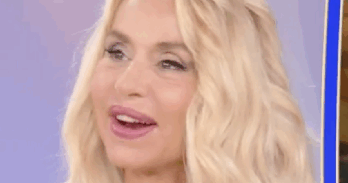 “Avevo un papà a distanza e per questo non l’ho vissuto quasi per niente. Parlare dei problemi famigliari in tv può essere risolutivo”: così Valeria Marini