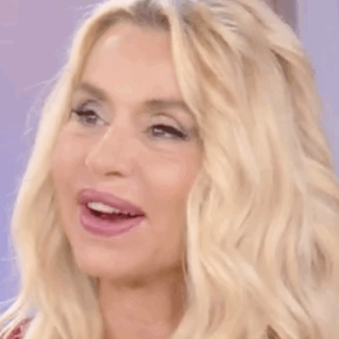 “Avevo un papà a distanza e per questo non l’ho vissuto quasi per niente. Parlare dei problemi famigliari in tv può essere risolutivo”: così Valeria Marini