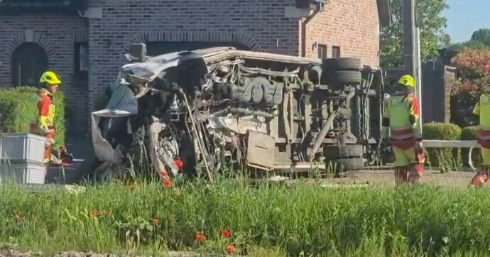 Copertina di Treno investe scuolabus in Belgio: morti due ragazzi, l’accompagnatrice e l’autista. L’incidente a un passaggio a livello