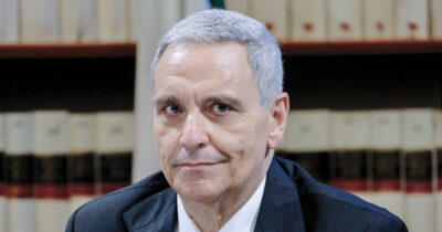Copertina di Maurizio De Giovanni: “Il Pd fa come tutti: sceglie l’usato che perde, anche perché manca il tempo  per investire sui giovani”