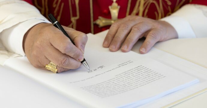 Disarmare l’intelligenza artificiale non basta: c’è una mano dietro la macchina