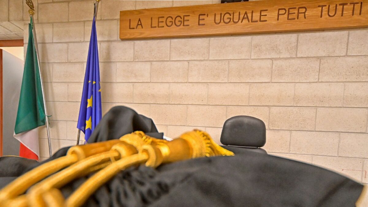 La zia lascia l’eredità milionaria al nipote preferito, gli altri parenti chiamano periti e giudici: ma la grafia “tradisce” i sospetti e il verdetto ribalta tutto