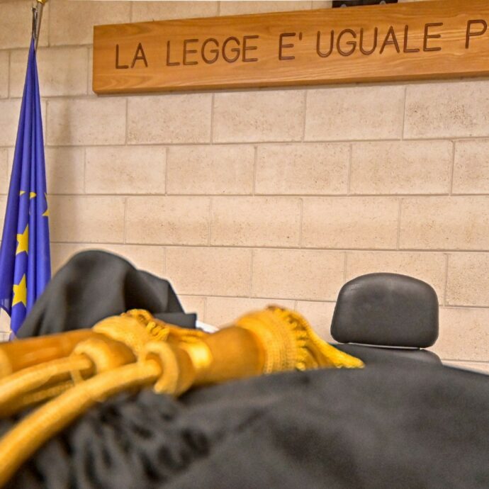 La zia lascia l’eredità milionaria al nipote preferito, gli altri parenti chiamano periti e giudici: ma la grafia “tradisce” i sospetti e il verdetto ribalta tutto