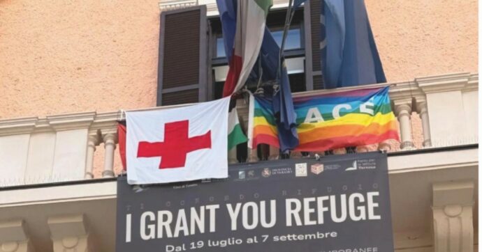 Teramo in rivolta contro le troppe bandiere esposte dal municipio