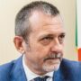 Copertina di Delmastro spiega il caso Bistecche d’Italia in Antimafia: “Non ho cercato su Google chi fosse Caroccia”