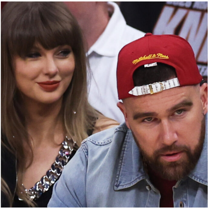 Birra scolata davanti alle telecamere, l’improvviso pisolino durante la partita NBA: Taylor Swift si imbarazza al fianco del futuro marito Travis Kelce