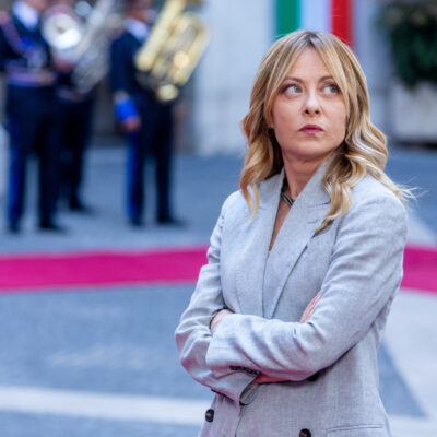 Copertina di Palazzo Chigi, l’allarme rosso è per il guano: un sistema da 22 mila euro per cacciare piccioni e gabbiani dallo scalone d’onore