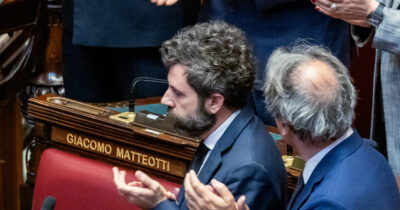 Copertina di Uno scranno alla Camera dedicato a Matteotti. Durante la cerimonia di commemorazione semivuoti i banchi di FdI