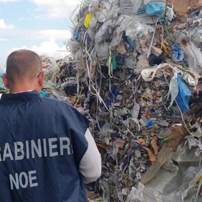 Copertina di Ecomafia, il business sale a 11,5 miliardi di euro. Al primo posto torna il ciclo illegale dei rifiuti, poi il cemento