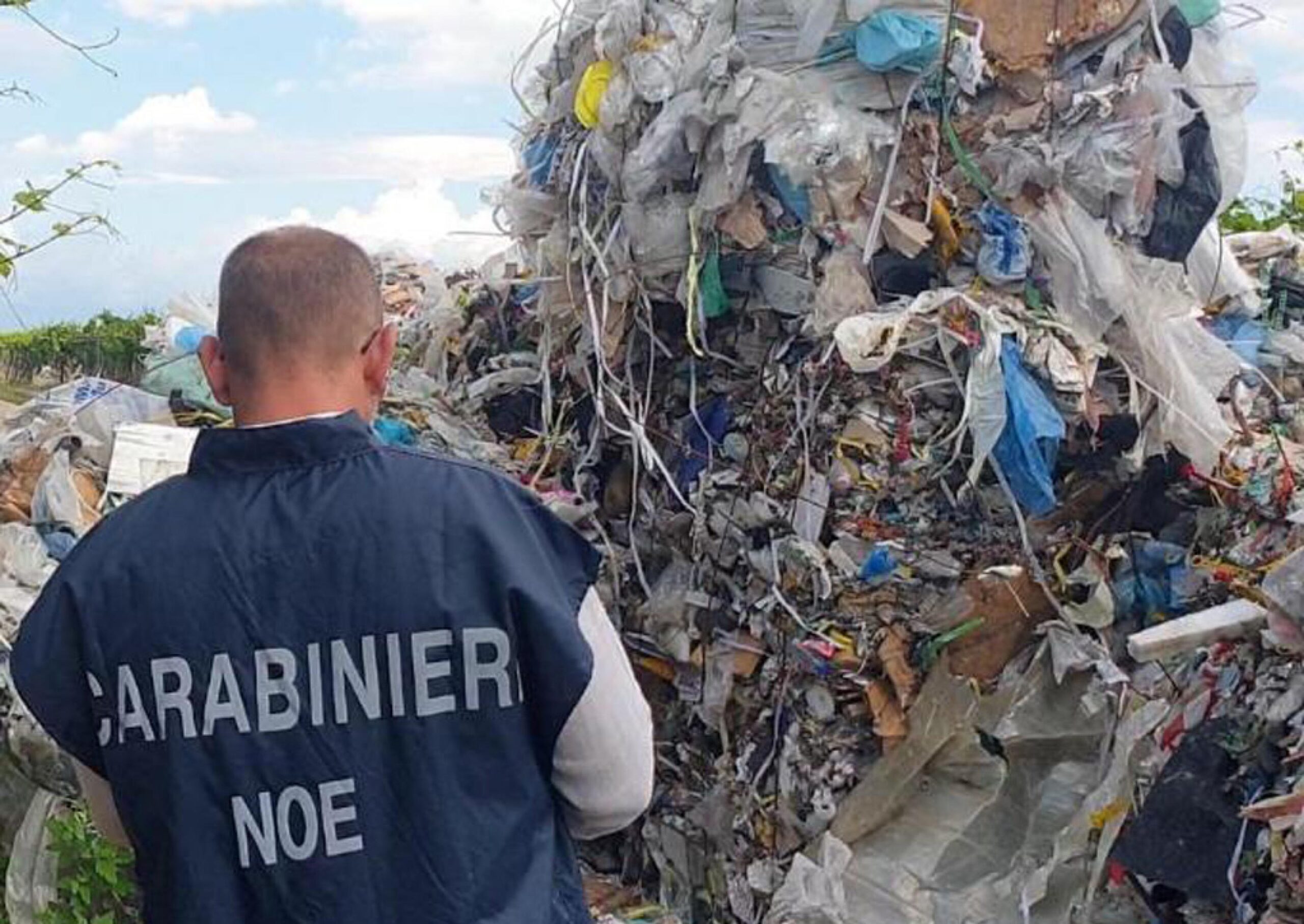 Ecomafia, il business sale a 11,5 miliardi di euro. Al primo posto torna il ciclo illegale dei rifiuti, poi il cemento