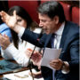 Copertina di Caso Delmastro, Conte a FdI: “Voti per consegnare le chat alla Procura”. Forza Italia: “Prima leggiamo le carte”