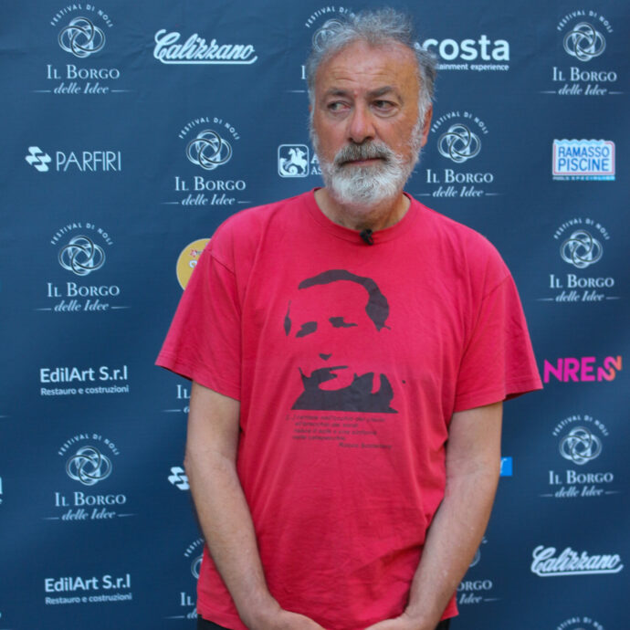 “Sono un famoso sconosciuto, i lettori fanno duecento chilometri per vedermi. Io il Veltroni della poesia? Mi hanno detto anche di peggio”: l’intervista a Franco Arminio