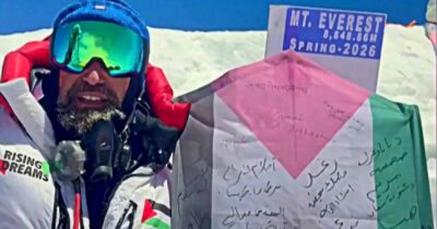 Copertina di L’alpinista italiano arriva in cima all’Everest con una bandiera palestinese: sopra ci sono scritti i sogni dei bambini di Gaza