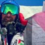 Copertina di Alpinista italiano in cima all’Everest con bandiera palestinese: porta i sogni dei bambini di Gaza