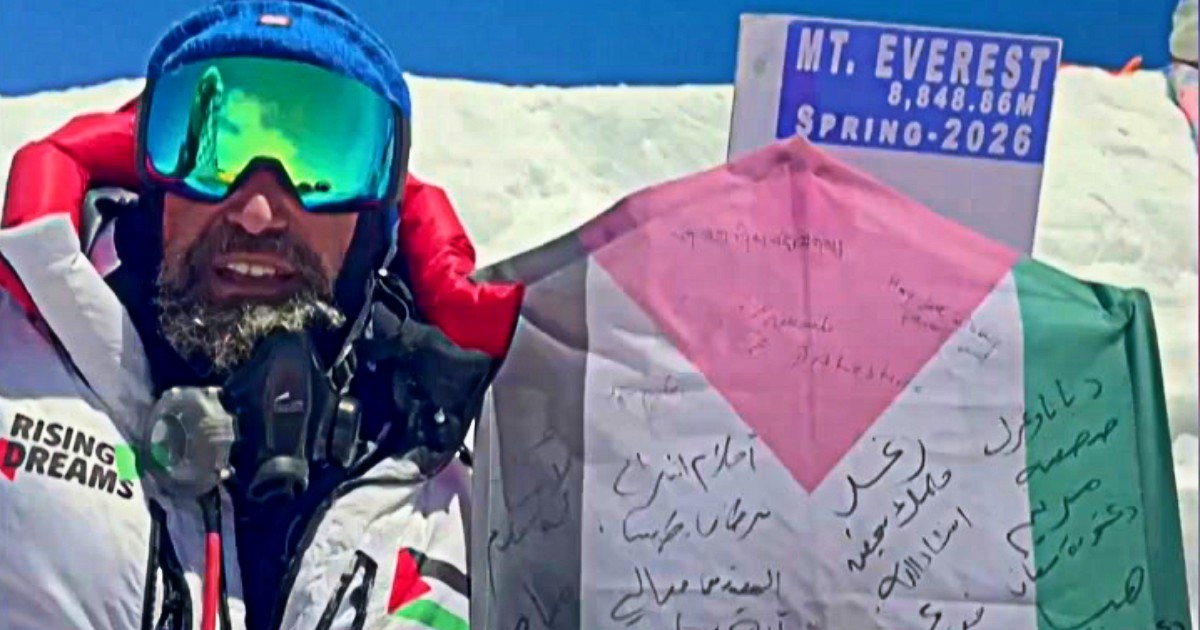 L’alpinista italiano arriva in cima all’Everest con una bandiera palestinese: sopra ci sono scritti i sogni dei bambini di Gaza