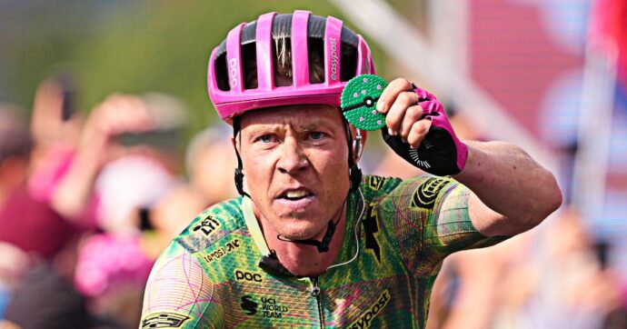 Giro d’Italia, Valgren vince la 17esima tappa e mostra un disco verde per il figlio all’arrivo: cos’è e cosa significa
