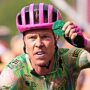 Copertina di Giro d’Italia, Valgren vince la 17esima tappa e mostra un disco verde per il figlio all’arrivo: cos’è e cosa significa