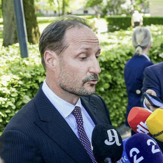 “La principessa Mette-Marit utilizza l’ossigeno quotidianamente e questo la aiuta un pò. Ho notato un significativo peggioramento delle sue condizioni”: parla il principe Haakon