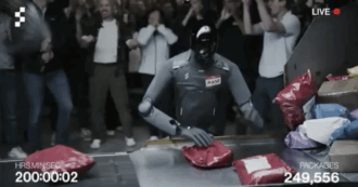 Copertina di Robot umanoidi operano turni completi, senza interruzioni: durante la maratona in diretta smistati autonomamente 249.560 pacchi – IL VIDEO