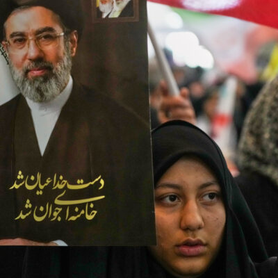 Copertina di Tv Iran: “C’è la bozza d’accordo: via i soldati Usa e il blocco da Hormuz ma navi controllate da Teheran e Oman”. Trump: “Nessuno controllerà lo Stretto, sarà aperto a tutti. E le sanzioni restano”