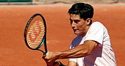 Copertina di Roland Garros, il 19enne Cinà eliminato al secondo turno: sconfitta netta contro De Jong. Attesa per Sonego e Paolini