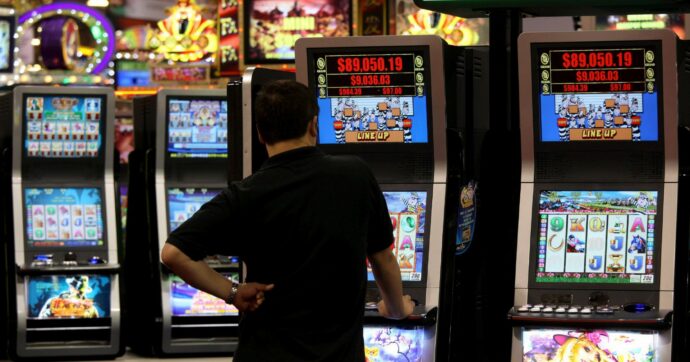 Gioco azzardo, italiani perdono 22  miliardi