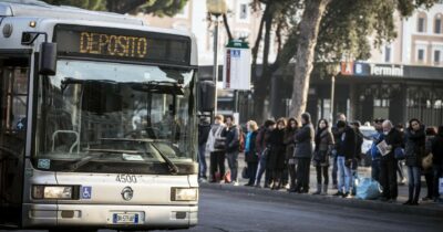 Copertina di Domani sciopero generale: treni, scuola, sanità e aerei