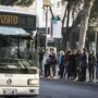 Copertina di In Italia anche i trasporti sono una questione di classe: 4,9 milioni di famiglie si impoveriscono per il salasso di macchine e carburanti. Il peso dell’auto “forzata”