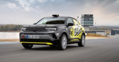 Copertina di Opel accelera nei rally elettrici, debutta la Mokka GSE da 281 cavalli
