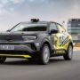 Copertina di Opel accelera nei rally elettrici, debutta la Mokka GSE da 281 cavalli