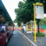 Copertina di Atti osceni davanti una minorenne alla fermata del bus: arrestato psicoterapeuta dei vip a Roma