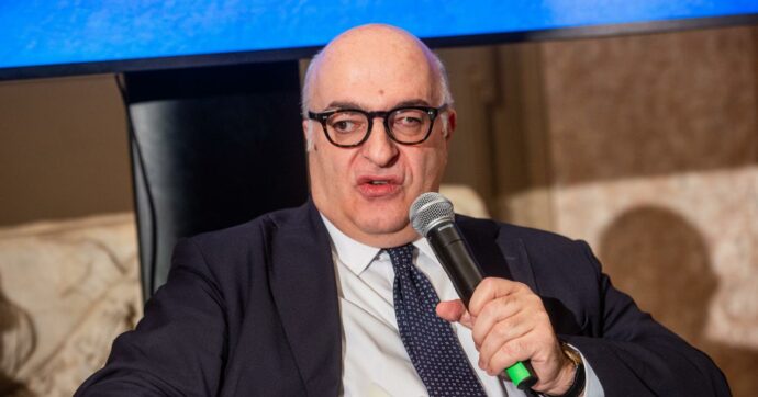 Mario Sechi licenziato: non è più direttore di Libero. E attacca Angelucci: ‘Proprio quando sono finito sotto scorta’