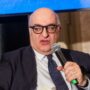 Copertina di Mario Sechi licenziato: non è più direttore di Libero. E attacca Angelucci: ‘Proprio quando sono finito sotto scorta’
