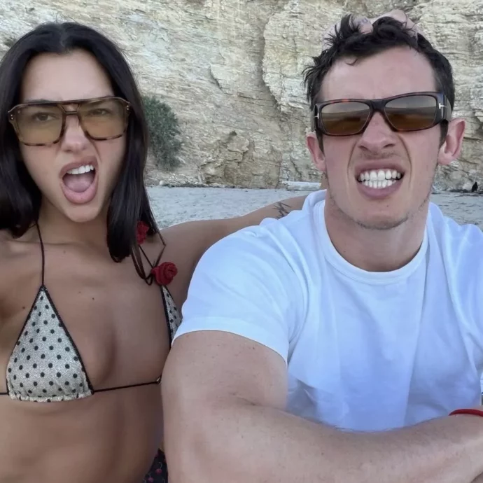 Dua Lipa anticipa di tre mesi il matrimonio con Callum Turner a Palermo. Donatella Versace firma l’abito da sposa. Elton John tra gli ospiti. Ecco dove si sposeranno