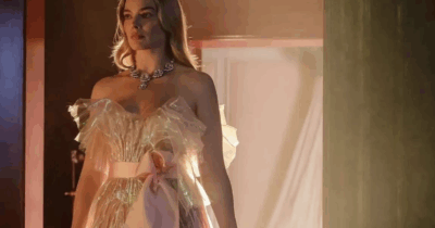 Copertina di “Peccato non aver mostrato i peli delle ascelle di Margot Robbie. Mostrarla non depilata sarebbe stato importante per aderire al personaggio”: parla la regista di Cime Tempestose, Emerald Fennell