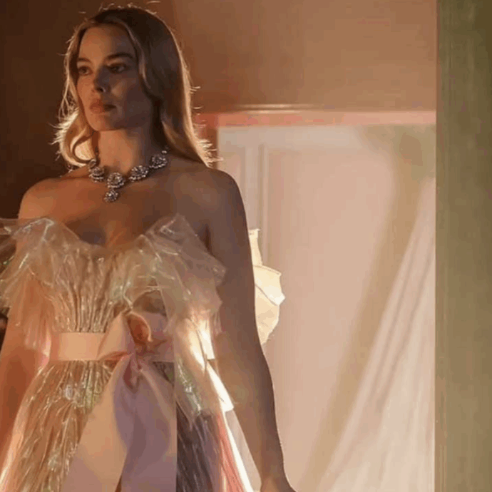 “Peccato non aver mostrato i peli delle ascelle di Margot Robbie. Mostrarla non depilata sarebbe stato importante per aderire al personaggio”: parla la regista di Cime Tempestose, Emerald Fennell