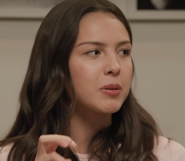 “Posso salire sul palco in reggiseno e pantaloncini minuscoli ma non con abiti che qualcuno considera ‘infantili’. Assurdo, inquietante”: parla Olivia Rodrigo