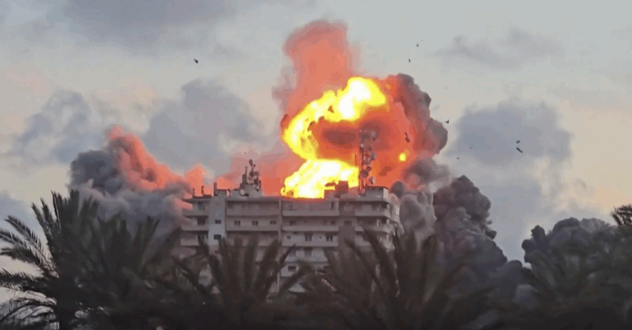 Copertina di Israele bombarda due volte la città di Tiro, nel sud del Libano: le immagini degli attacchi