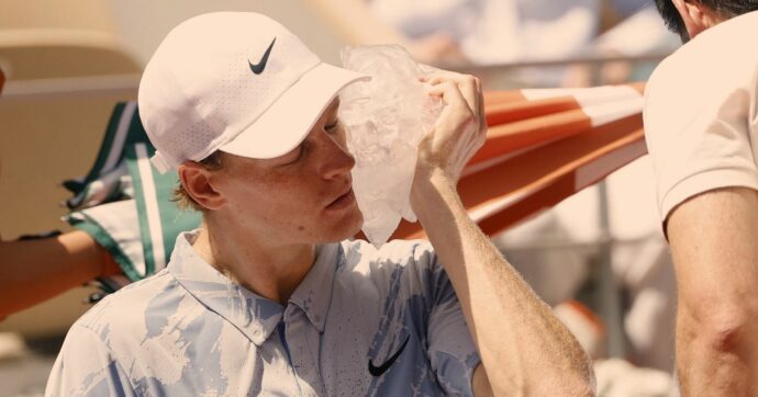 Malore in campo per Sinner: “Devo vomitare”. Poi il tracollo: è fuori dal Roland Garros