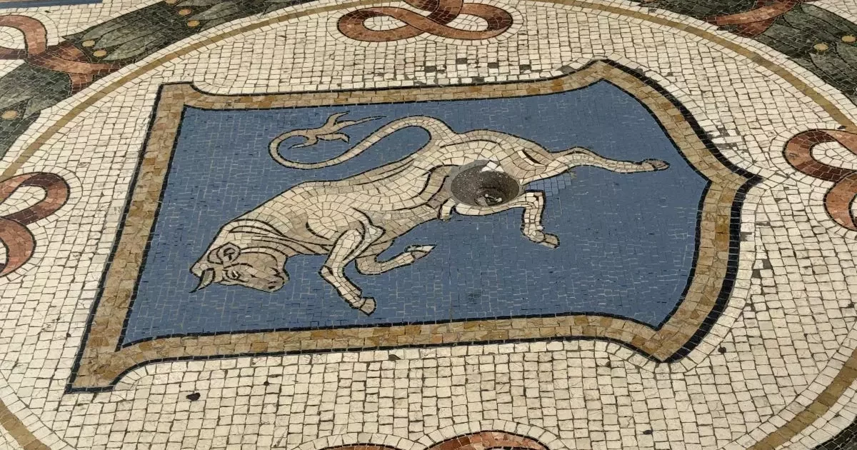 Il mosaico del toro in Galleria a Milano è sempre più consumato dal “rito del tallone”: avviato un nuovo intervento di restauro