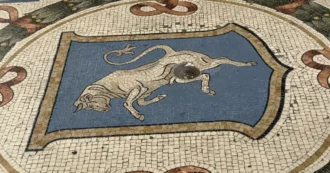 Il mosaico del toro in Galleria a Milano è sempre più consumato dal “rito del tallone”: avviato un nuovo intervento di restauro