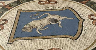 Copertina di Il mosaico del toro in Galleria a Milano è sempre più consumato dal “rito del tallone”: avviato un nuovo intervento di restauro
