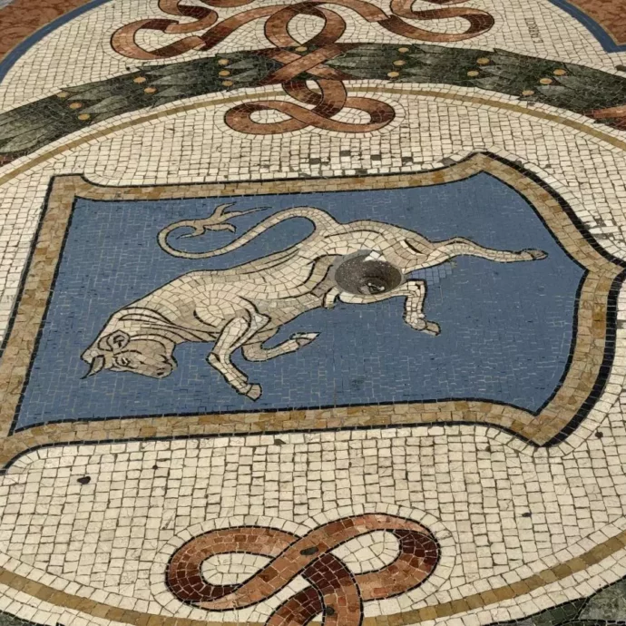 Il mosaico del toro in Galleria a Milano è sempre più consumato dal “rito del tallone”: avviato un nuovo intervento di restauro