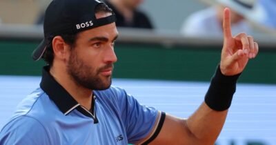 Copertina di Roland Garros: Berrettini sconfigge il francese Rinderknech, Arnaldi fa fuori Tsitsipas. L’Italia ora si aggrappa a loro