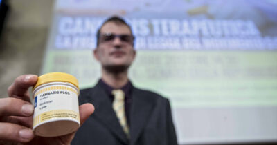Copertina di “Cannabis terapeutica, centinaia di pazienti in tutta Italia convocati in caserma in quanto consumatori”: la denuncia dell’associazione ‘Meglio legale’