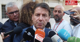 Copertina di Conte: “Meloni fa la voce grossa con l’Ue? E’ tutta commedia, intanto l’Europa le dà uno schiaffo sull’energia”