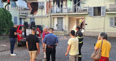 Copertina di Apre il gas e fa esplodere l’appartamento e parte della palazzina: 50enne grave in provincia di Alessandria